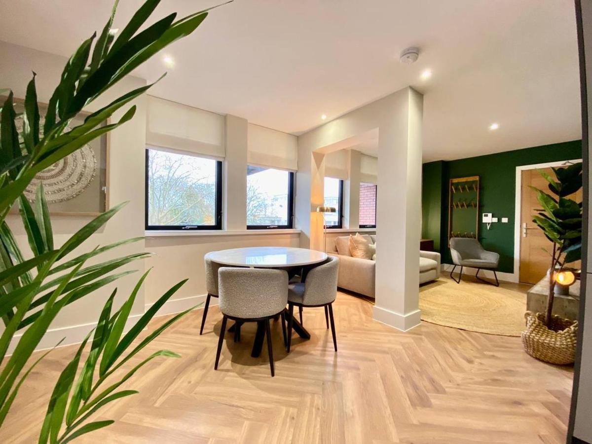 Queen Annes Court Luxury Apartment On High Street Windsor Bagian luar foto
